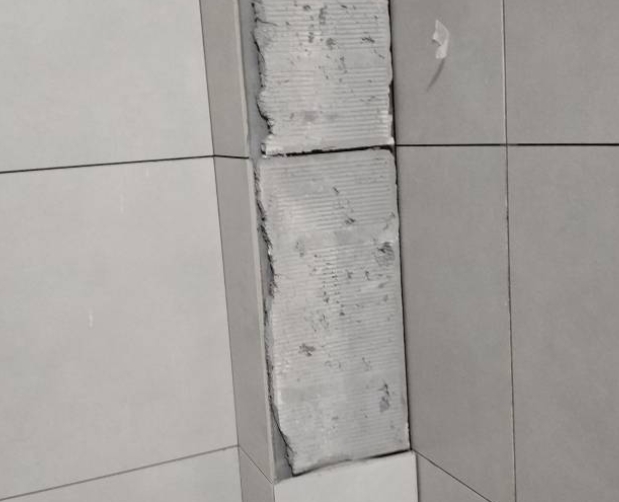 盐亭瓷砖空鼓维修公司分享下瓷砖施工前基层浇水润湿程度不足，可能导致以下问题